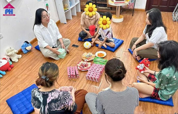 Nhân Ngày Quốc tế Thiếu nhi 1/6, cả hai Ngôi nhà Bình yên tại Hà Nội và Cần Thơ đã cùng tổ chức những hoạt động nhỏ xinh nhưng đầy ắp tiếng cười dành cho các em nhỏ đang tạm lánh tại đây.