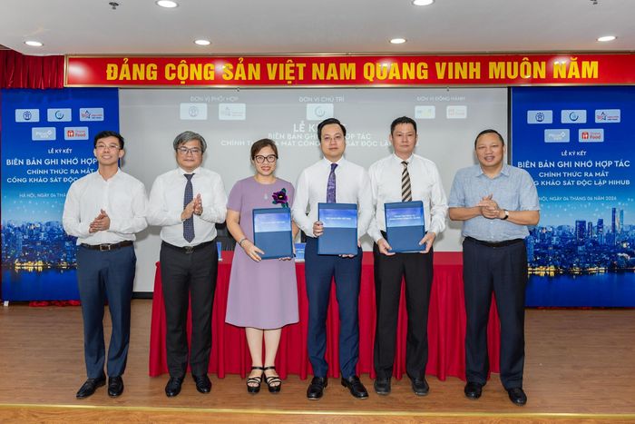 Lễ ký kết Biên bản ghi nhớ hợp tác (MOU), đồng thời chính thức ra mắt Cổng khảo sát độc lập HIHUB. Ảnh: BTC