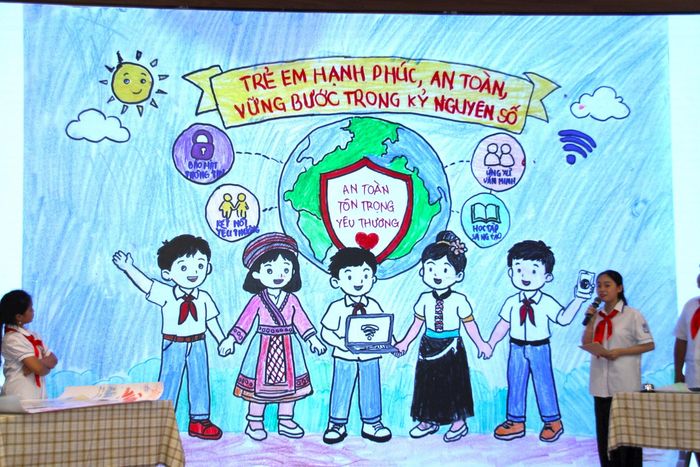 Phần thuyết trình về bức tranh của các đội thi tại diễn đàn giao lưu. Ảnh: Cao Kỳ