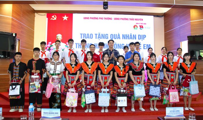 Đồng chí Lê Hải Long, Ủy viên BTV Trung ương Đoàn, Phó chủ tịch Hội đồng Đội Trung ương và đồng chí Trần Quang Đạo, Phó Bí thư Thường trực Đảng ủy phường Phú Thượng trao các phần quà cho thiếu nhi phường Thảo Nguyên. Ảnh: Cao Kỳ