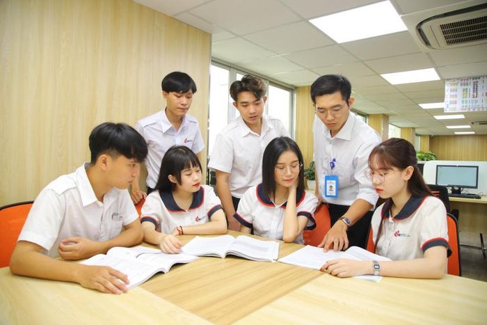 Hiện nay, doanh nghiệp không chỉ đóng vai trò nhà tuyển dụng mà đã thực sự trở thành "giảng đường thứ hai". Ảnh: PV