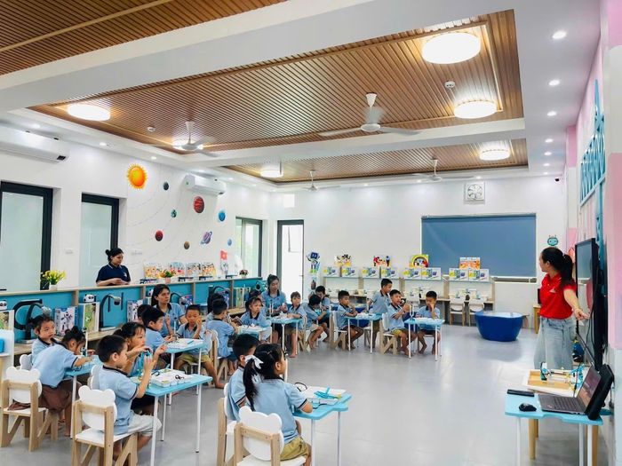 Học sinh tham gia lớp học STEM – Robotics tại Tổ hợp Công nghệ Giáo dục EDUKIDS (xã Đông Anh), một trong những hoạt động trải nghiệm được nhiều phụ huynh lựa chọn trong dịp hè. Ảnh:MK