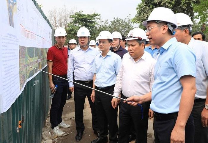 Chủ tịch UBND thành phố Hà Nội Vũ Đại Thắng nghe báo cáo tiến độ Dự án đầu tư xây dựng cầu Tứ Liên và đường dẫn hai đầu cầu. Ảnh: Lê Hải