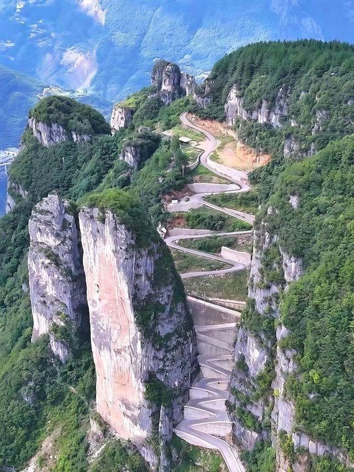 Tuyến đường này có tổng chiều dài 3,7 km, trong đó đoạn ngoằn ngoèo nhất dài 453 mét với độ dốc có thể lên đến 36%.