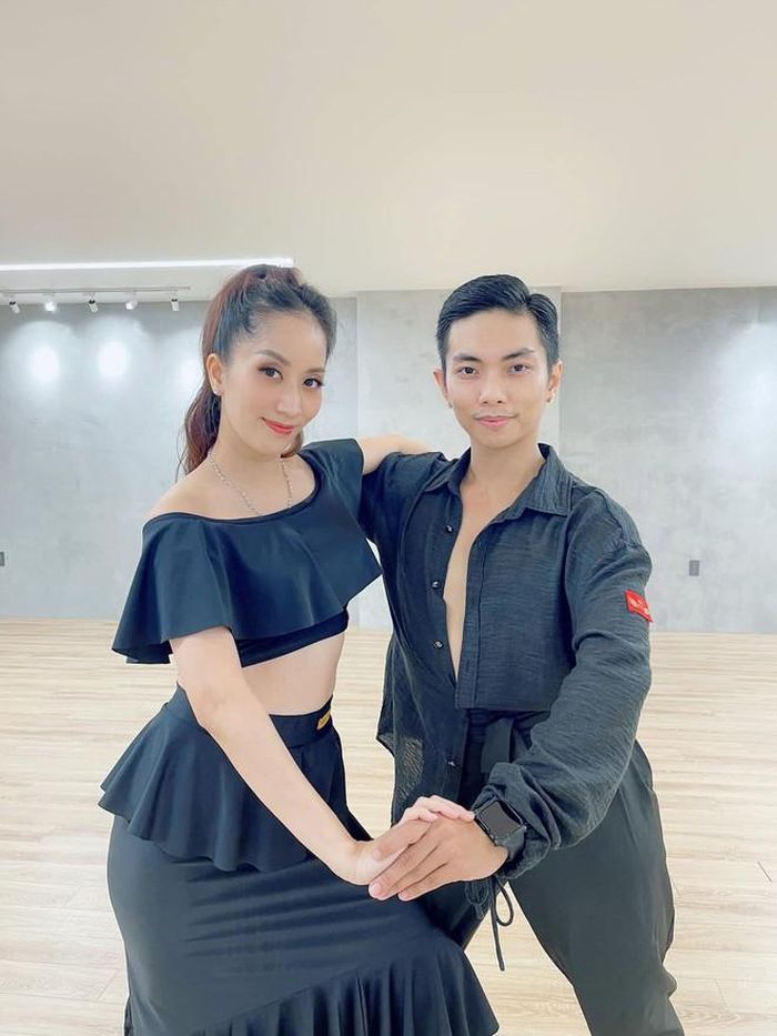 Khánh Thi - Phan Hiển tạo dáng trên sàn nhảy tại trung tâm huấn luyện dancesport của gia đình.