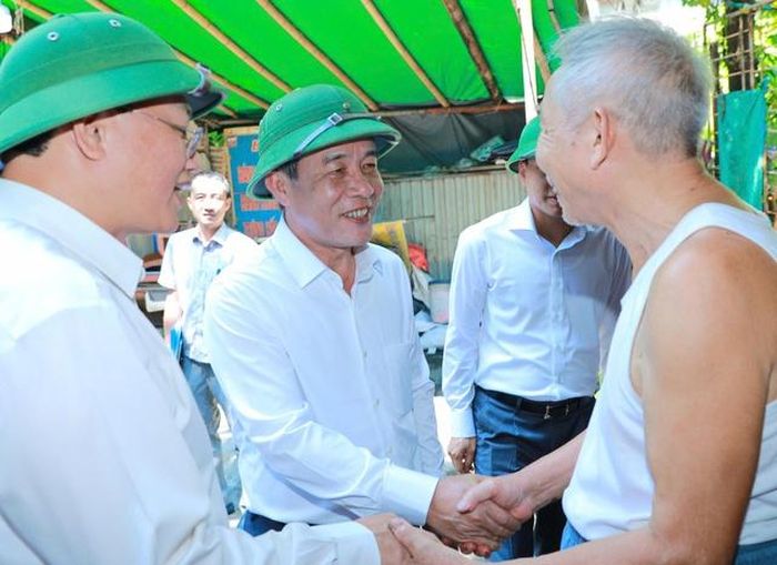 Bí thư Tỉnh ủy Lê Đức Thái trao đổi, nắm bắt tâm tư, nguyện vọng của người dân.