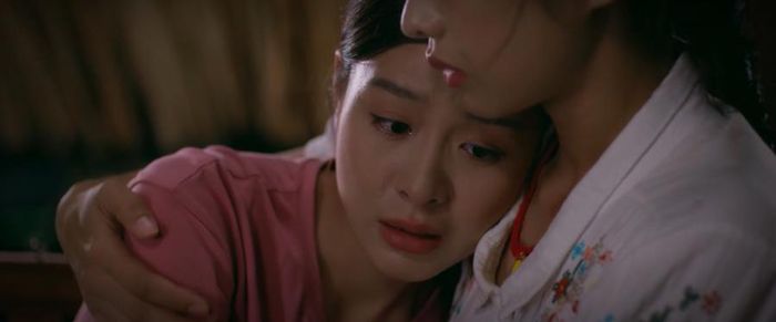 Ngân Khánh động viên, an ủi Vi Minh. Ảnh VTV