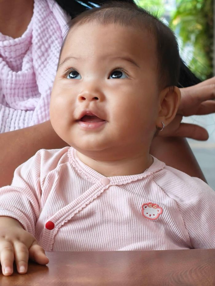 Sau khi chạy bộ buổi sáng với ba Khôi, Harley được mẹ H'Hen Niê đưa đi ăn sáng. Biểu cảm của ái nữ nhà H'Hen Niê khiến fan thích thú.
