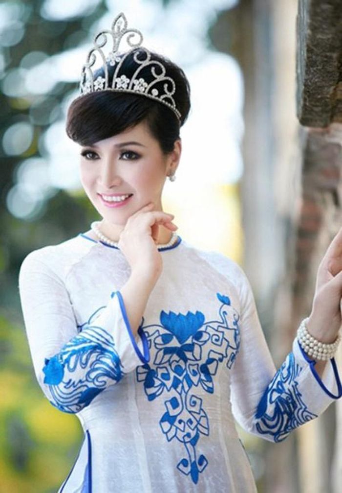 Về thân thế hoa hậu, Bùi Bích Phương sinh ra trong gia đình có nền tảng tri thức ở Hà Nội. Khi tham gia Hoa hậu Việt Nam năm 1988, Bùi Bích Phương xác định đó là nhiệm vụ mà tổ chức trao cho mình. Thời điểm đăng quang, chị có chiều cao khiêm tốn nhưng gây ấn tượng bởi vẻ đẹp hiền hậu cùng lối ửng xử thông minh.