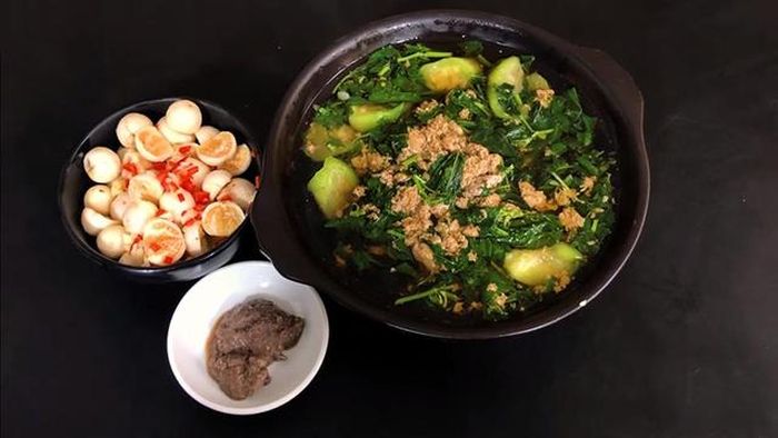 Canh cua rau đay mồng tơi: Món ăn truyền thống giúp bổ sung canxi, làm mát gan.