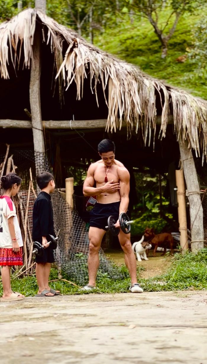 Khi có thời gian rảnh rỗi, Linh Sơn lại mang tạ ra tập