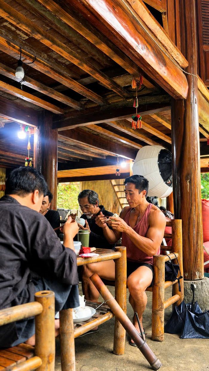 Bữa cơm ấm cúng của đoàn phim sau những buổi quay hình vất vả