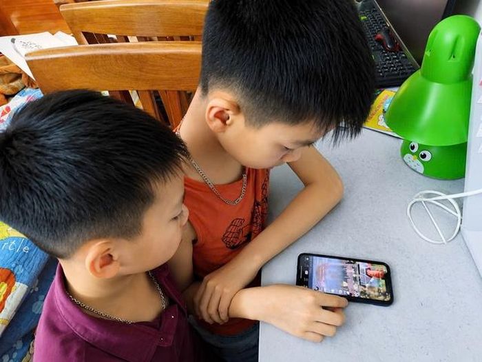 Trẻ em hiện nay là nhóm đối tượng dễ bị tổn thương trên môi trường số. Ảnh: Quỳnh Mai.