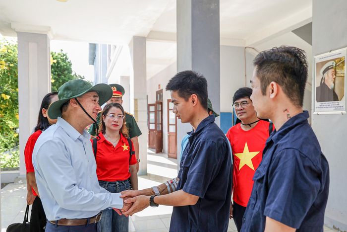 Thứ trưởng Bộ Y tế Trần Văn Thuấn hỏi thăm tình hình sức khỏe của một bệnh nhân đang điều trị tại Bệnh xá đảo Nam Yết.