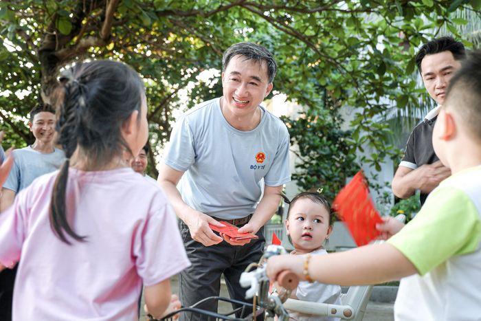 Thứ trưởng Bộ Y tế Trần Văn Thuấn và các cháu nhỏ trên đảo Trường Sa.