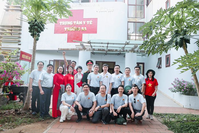 Thứ trưởng Bộ Y tế Trần Văn Thuấn cùng Đoàn công tác tại Trung tâm Y tế Trường Sa