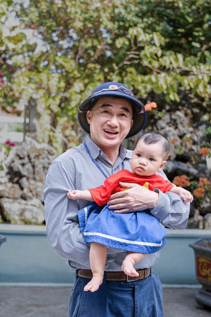 Hình ảnh Thứ trưởng Trần Văn Thuấn bế em bé ở đảo Song Tử Tây là một trong những khoảnh khắc đẹp của chuyến đi.