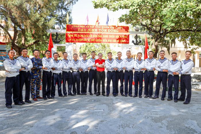 TTƯT.GS.TS Trần Văn Thuấn - Thứ trưởng Bộ Y tế chụp ảnh lưu niệm cùng các chiến sĩ đảo Sinh Tồn Đông, đặc khu Trường Sa trong chuyến công tác.