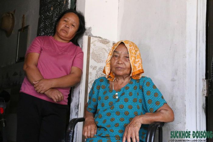 Nhiều năm gắn bó với những đợt điều trị kéo dài bào mòn sức khỏe và khiến kinh tế của không ít gia đình bệnh nhân ngày một eo hẹp. Bởi vậy, những ngày nắng nóng kéo dài càng làm cuộc sống nơi đây thêm phần chật vật.