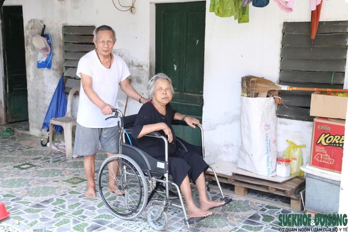 Căn phòng nhỏ vẻn vẹn 10m2 là chỗ diễn ra mọi sinh hoạt hàng ngày của 2 người từ chỗ ngủ, bếp ăn, phòng khách, nhà kho.