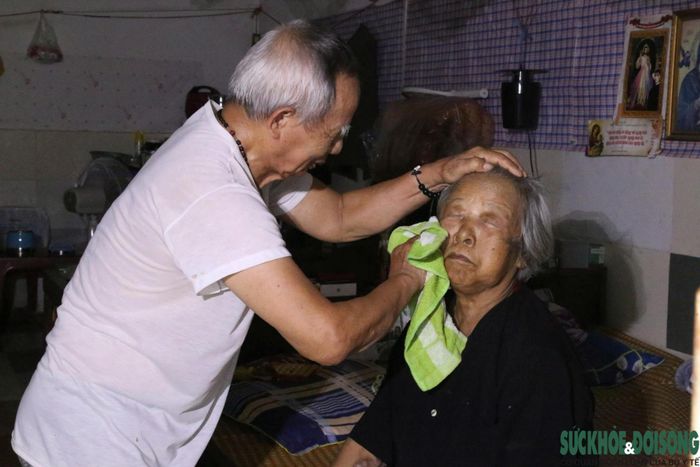 Những dãy nhà trọ ở xóm chạy thận mùa này nóng như nung.