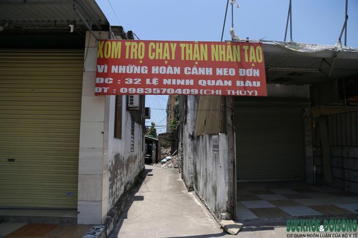 Những dãy nhà cấp 4 siêu nhỏ tại xóm chạy thận phường Vinh Hưng oằn mình chống chọi cái nắng gần 40 độ C.