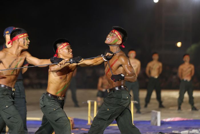 Đặc biệt, phần biểu diễn khí công và công phá của cán bộ, chiến sĩ Bộ Tư lệnh Cảnh sát cơ động thu hút sự chú ý với nhiều nội dung thể hiện bản lĩnh, ý chí và quá trình rèn luyện nghiêm túc của lực lượng Công an nhân dân.