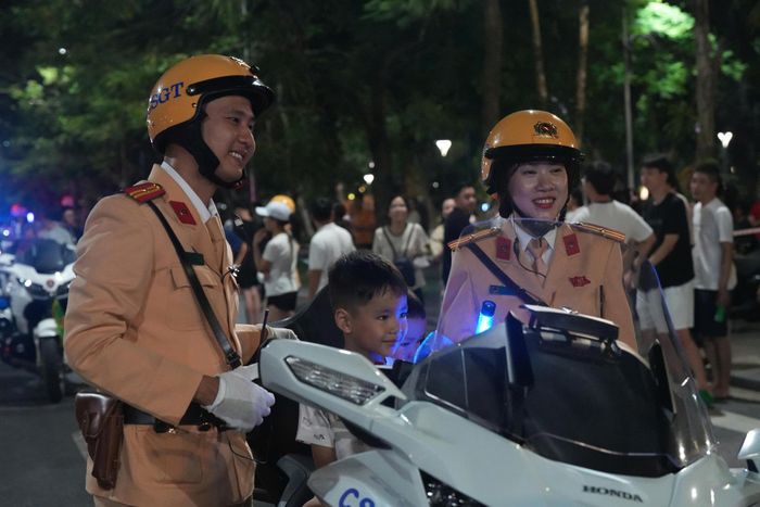 Nhiều em nhỏ được ngồi thử trên chiếc siêu mô tô đặc chủng, ghi lại kỷ niệm.