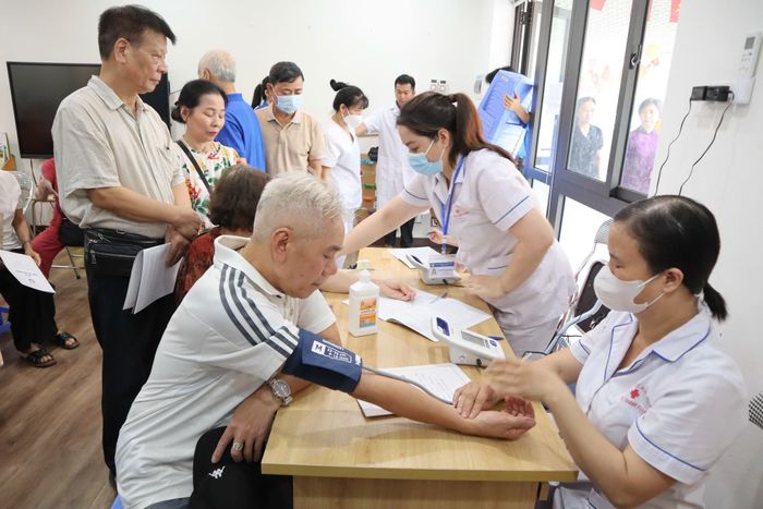 Đo huyết áp.