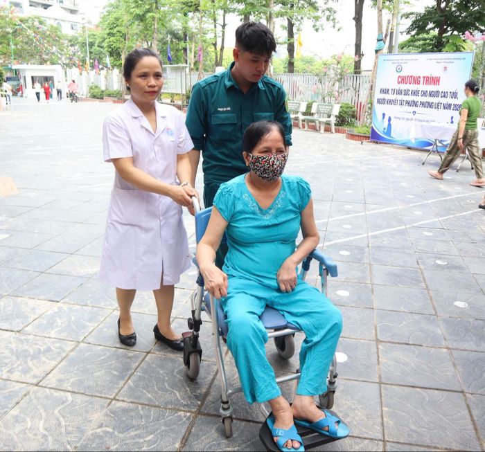 Người dân được hỗ trợ chu đáo khi đến khám.