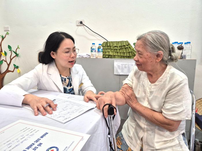Bác sĩ tư vấn chăm sóc sức khỏe cho người cao tuổi.