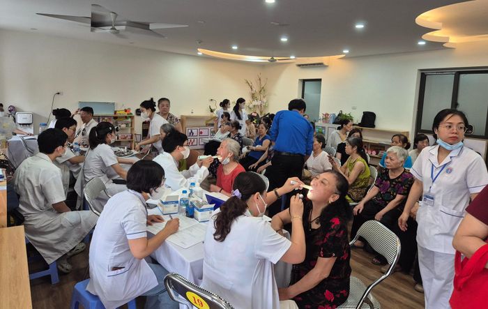 Ban tổ chức đã bố trí khu khám trong phòng điều hòa, quạt mát tránh nắng nóng.