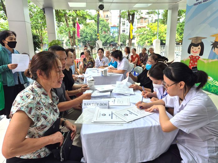 Mọi thông tin sức khỏe của người bệnh đều được ghi nhận đầy đủ vào hồ sơ y tế cá nhân và cập nhật vào sổ theo dõi sức khỏe điện tử để tiện quản lý, chăm sóc tại nhà về sau.