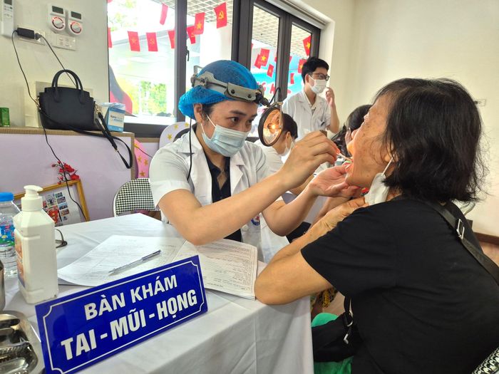 Khám tai mũi họng.