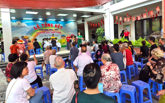 Ngay từ đầu giờ sáng, đông đảo người cao tuổi và người khuyết tật trên địa bàn phường đã đến Trường Mầm non Phương Liệt để tham gia chương trình khám.