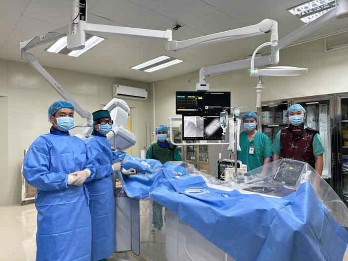 Các bác sĩ Trung tâm Tim mạch (Bệnh viện Trường Đại học Y - Dược Huế) tiến hành ca can thiệp cho bệnh nhân.