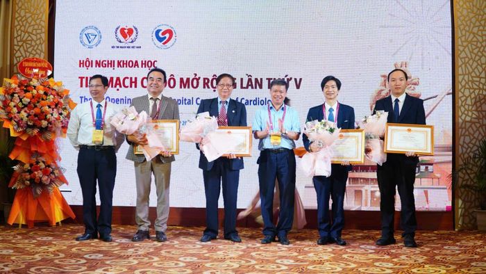 Tập thể và các cá nhân Hội Tim mạch TP Huế nhận bằng khen của Chủ tịch UBND TP Huế.