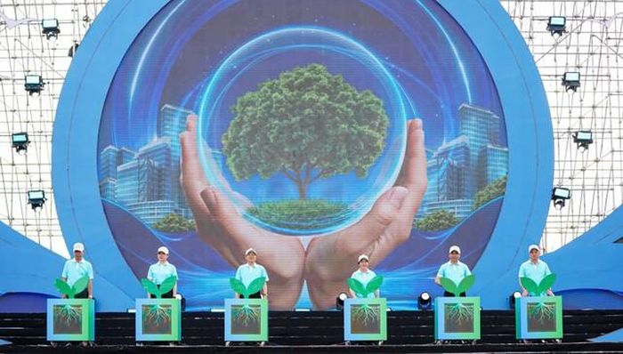 Các đại biểu thực hiện nghi thức phát động phong trào “Toàn dân chung tay bảo vệ môi trường, vì một Việt Nam xanh - sạch - đẹp” trên toàn quốc.