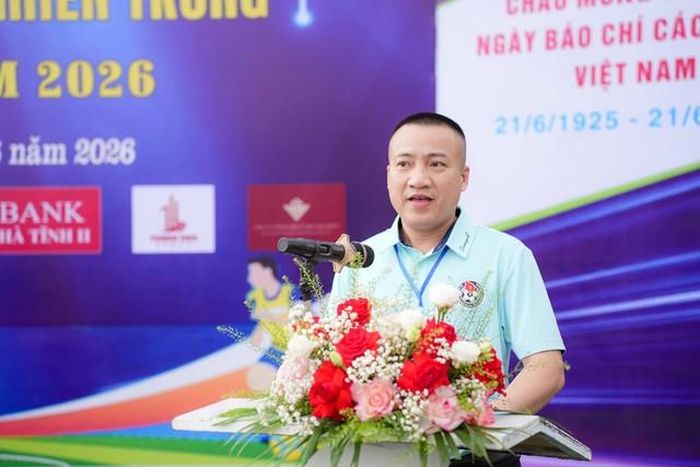 Nhà báo Phạm Minh Thùy, Trưởng Ban tổ chức giải phát biểu tại lễ khai mạc.