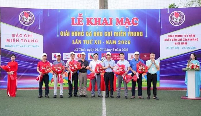 Ông Phan Thiên Định, Phó Bí thư Tỉnh ủy, Chủ tịch UBND tỉnh; ông Hà Văn Hùng, Ủy viên BTV, Trưởng ban Tuyên giáo và Dân vận Tỉnh ủy cùng ban tổ chức tặng hoa cho các nhà tài trợ giải đấu.