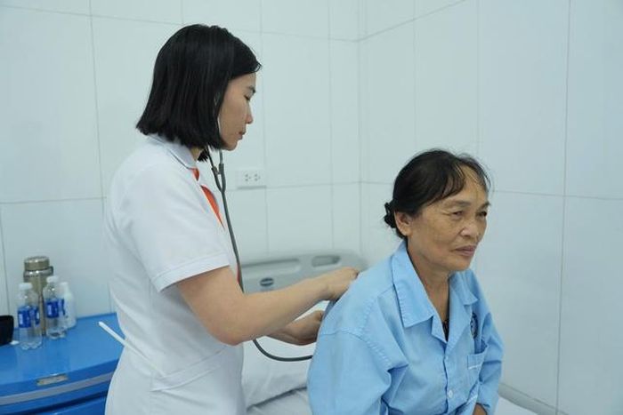 BSCKI Đinh Thị Xuyền, Phó phụ trách Khoa Thần kinh - Cơ xương khớp thăm khám cho bệnh nhân.