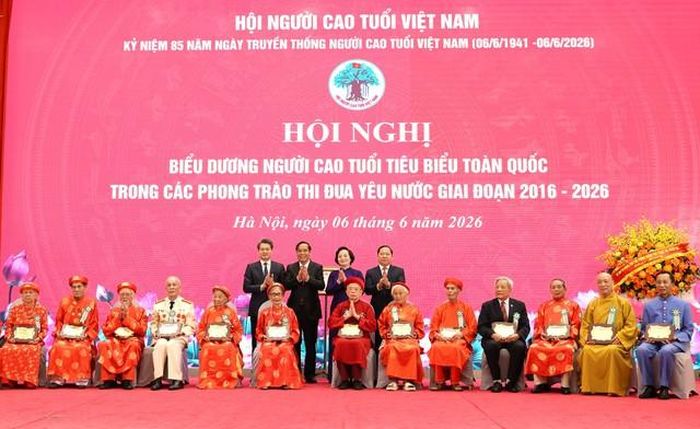 Phó Thủ tướng và các đại biểu chúc mừng NCT tiêu biểu. Ảnh: VGP/Thu Giang