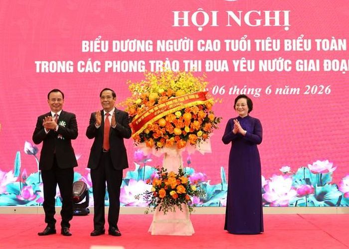Phó Thủ tướng Phạm Thị Thanh Trà tặng hoa chúc mừng kỷ niệm 85 năm Ngày Truyền thống NCT Việt Nam. Ảnh: VGP/Thu Giang