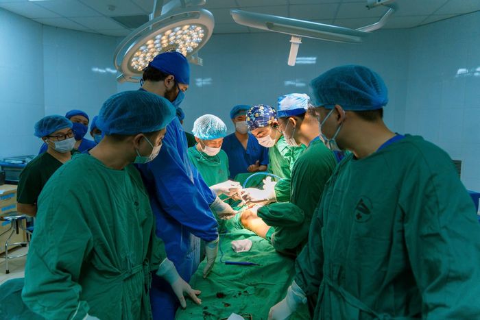 Các bác sĩ thực hiện ca phẫu thuật cho bệnh nhân.