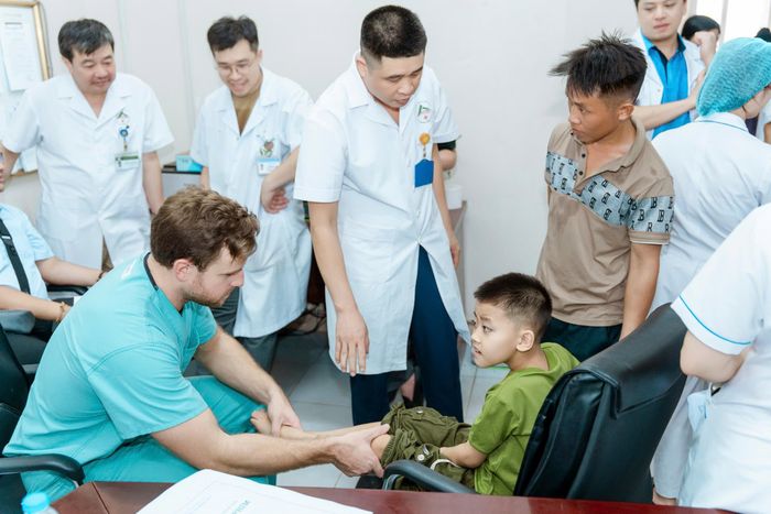 Chuyên gia nước ngoài thăm khám cho bệnh nhi.