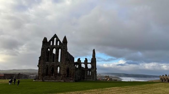  Quyết chinh phục bằng được 199 bậc thang dẫn lên Tu viện Whitby - nơi nhân vật Dracula đã chạy lên các bậc thang này sau khi con tàu của mình bị đắm. 
