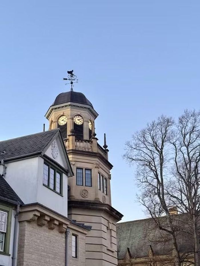  Băng qua những cung đường và đến đọc sách tại thư viện Radcliffe Camera. Khi lướt qua các kệ sách hàng trăm tuổi và tài liệu của nhiều trường đại học tại Anh. 