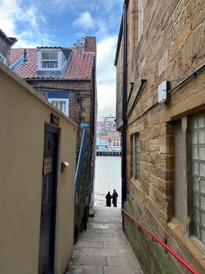  Vẻ đẹp cổ kính và thiên nhiên rộng mở đã khiến Whitby vừa thơ mộng, vừa đầy sức sống. 