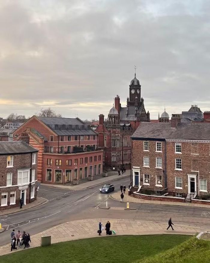  Cuộc sống về đêm của thành phố York ly kỳ, nhưng cũng không vì thế mà bỏ lỡ York vào ban ngày với pháo đài Clifford. Từ đỉnh tháp, bạn sẽ “lụm” được một chiếc view 360 độ của cả thành phố để ngồi ngắm hoàng hôn. 