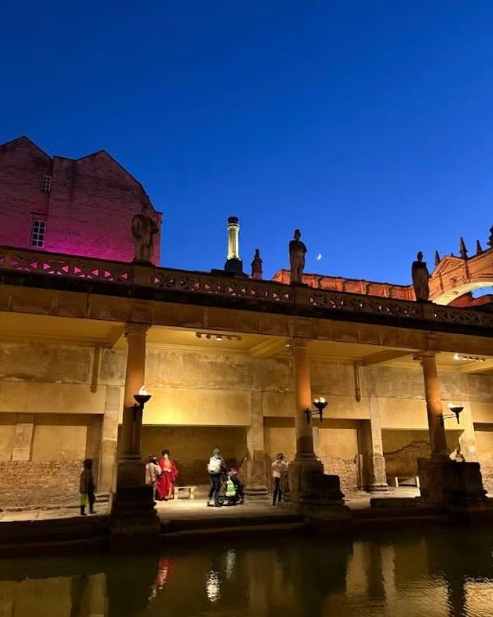  Suối khoáng nóng Roman Baths lên đèn vào buổi tối. Ảnh: Mai Hương. 